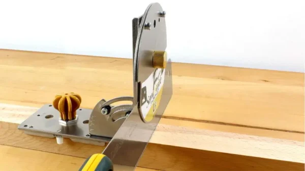 Reguliuojamas pjovimo kreiptuvas su japonišku pjūklu