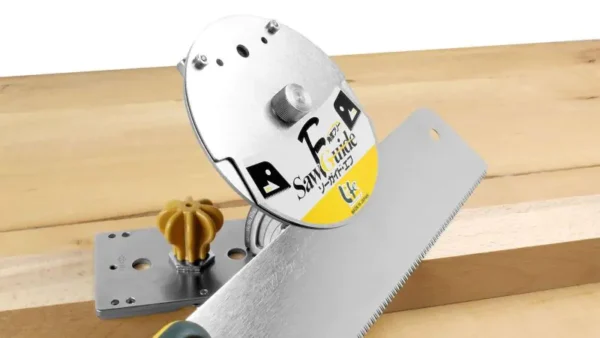 Reguliuojamas pjovimo kreiptuvas su japonišku pjūklu