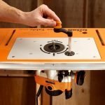 Rankinė frezavimo mašinėlė Triton 2400 W TRA001 - montavimo į frezavimo stalą pavyzdys