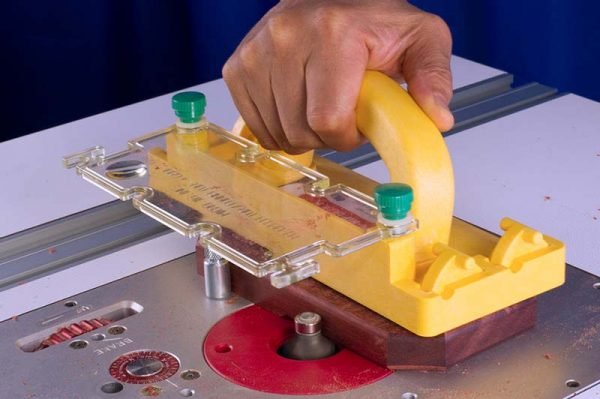 Apsauginis skydelis – jungtis MicroJig GRR-RIPPER 3D stūmimo blokui - panaudojimo pavyzdys