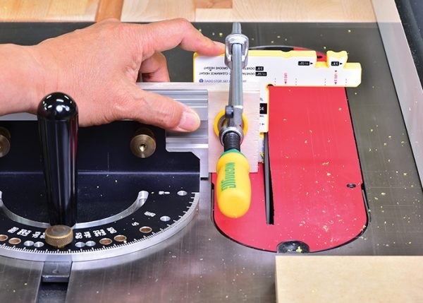 Pagalbinis šablonas griovelių išpjovimui MATCHFIT Dado Stop - panaudojimo pavyzdys