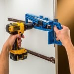 Pagalbinis šablonas stalčių bėgelių įstatymui Rockler Drawer Slide Jig - panaudojimo pavyzdys