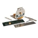 Pjūklo kreiptuvas su pagrindo plokšte ir rankena, kampamatis pjūklo kreiptuvo nustatymui, tikslios pjūvio padėties nustatymo juosta.