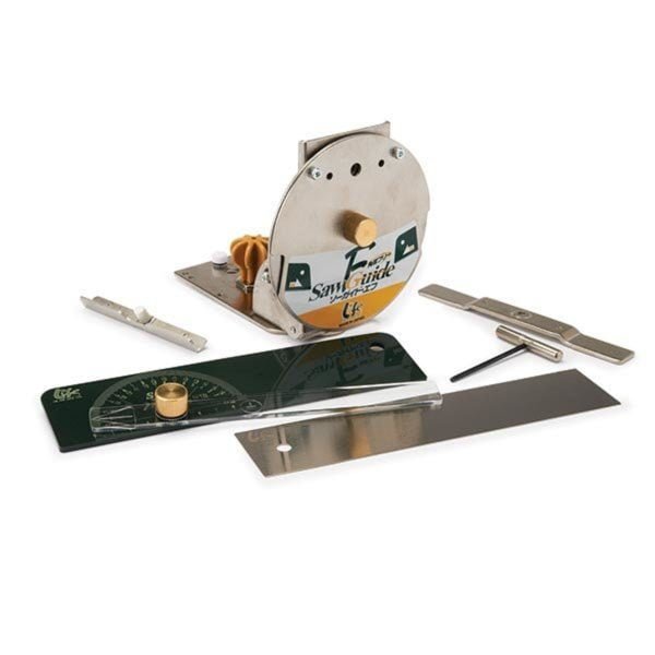 Pjūklo kreiptuvas su pagrindo plokšte ir rankena, kampamatis pjūklo kreiptuvo nustatymui, tikslios pjūvio padėties nustatymo juosta.