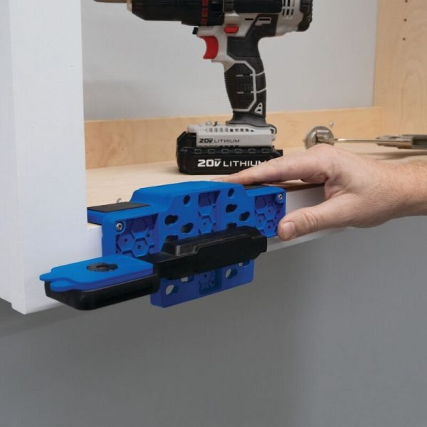 Pagalbinė priemonė baldų durelių montavimui Kreg Cabinet Door Mounting Jig - panaudojimo pavyzdys