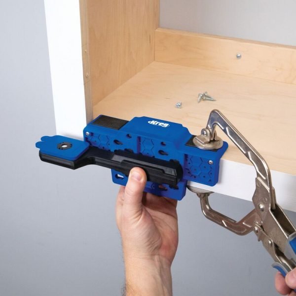 Pagalbinė priemonė baldų durelių montavimui Kreg Cabinet Door Mounting Jig - panaudojimo pavyzdys