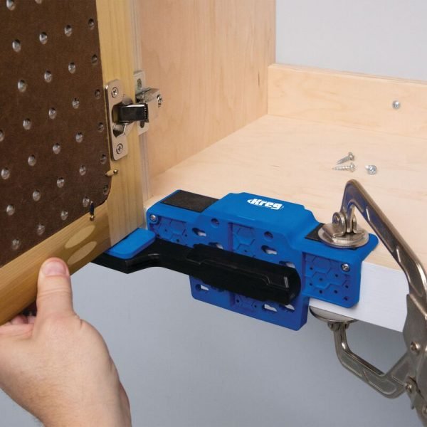 Pagalbinė priemonė baldų durelių montavimui Kreg Cabinet Door Mounting Jig - panaudojimo pavyzdys