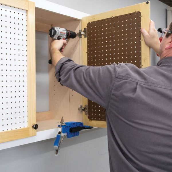 Pagalbinė priemonė baldų durelių montavimui Kreg Cabinet Door Mounting Jig - panaudojimo pavyzdys