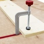 Universalūs tvirtinimo spaustukai Milescraft TrackClamps - panaudojimo pavyzdys