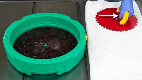 Pjūklo ašmenų ir kotinių frezų valymo sistema Microjig BLADECLEAN System - panaudojimo pavyzdys