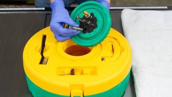 Pjūklo ašmenų ir kotinių frezų valymo sistema Microjig BLADECLEAN System - panaudojimo pavyzdys