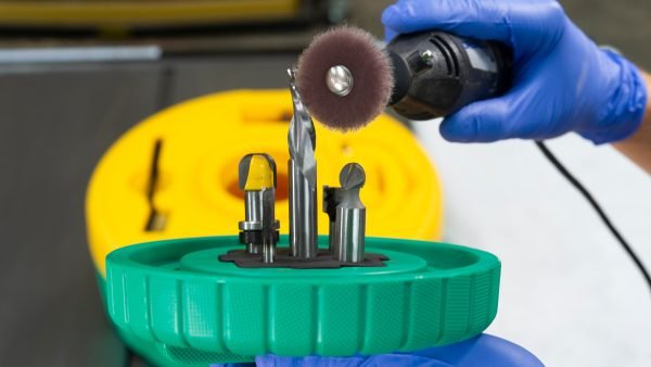 Pjūklo ašmenų ir kotinių frezų valymo sistema Microjig BLADECLEAN System - panaudojimo pavyzdys