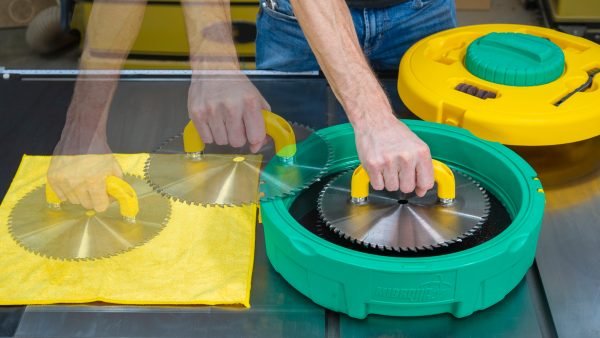 Pjūklo ašmenų ir kotinių frezų valymo sistema Microjig BLADECLEAN System - panaudojimo pavyzdys