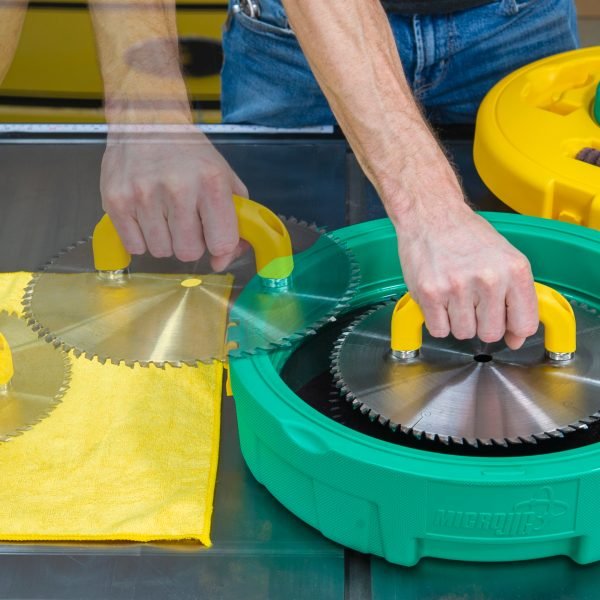 Pjūklo ašmenų ir kotinių frezų valymo sistema Microjig BLADECLEAN System - panaudojimo pavyzdys