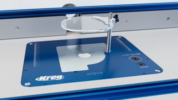 Apsauginis ekranas su pradžios taško kaiščiu tikslaus pakėlimo mechanizmui Kreg Precision Router Lift Apsauginis ekranas su pradžios taško kaiščiu tikslaus pakėlimo mechanizmui Kreg Precision Router Lift