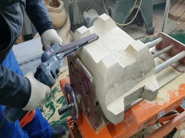 Kampinio šlifuoklio priedas juostiniam šlifavimui MANPA TOOLS - panaudojimo pavyzdys