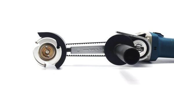 Drožybos priedas Manpa Tools Belt Cutter Attachment sumontuotas ant kampinio šlifuoklio