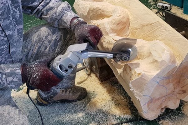 Kampinio šlifuoklio priedas juostiniam šlifavimui MANPA TOOLS Multi Cutter Attachment - panaudojimo pavyzdys