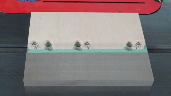 Tikslaus nustatymo šliaužiklis MicroJig ZEROPLAY Miter Bar - panaudojimo pavyzdys