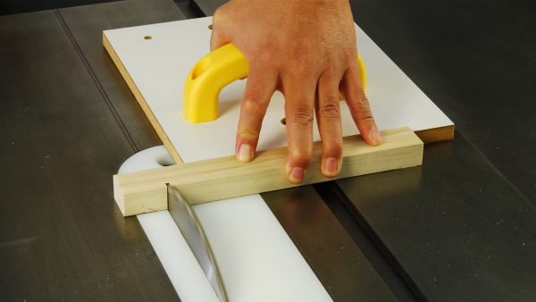 Tikslaus nustatymo šliaužiklis MicroJig ZEROPLAY Miter Bar - panaudojimo pavyzdys