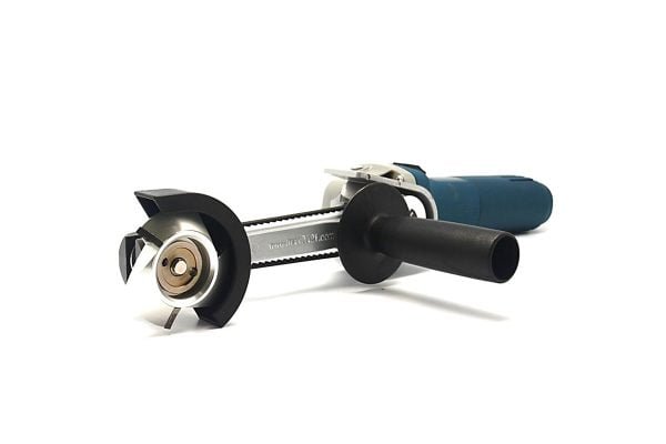 Drožybos diskas su trikampėmis pjovimo briaunomis Manpa Tools Triangle Cutter 3" (70 mm) sumontuotas ant drožybos priedo Manpa Tools Multi Cutter Attachment