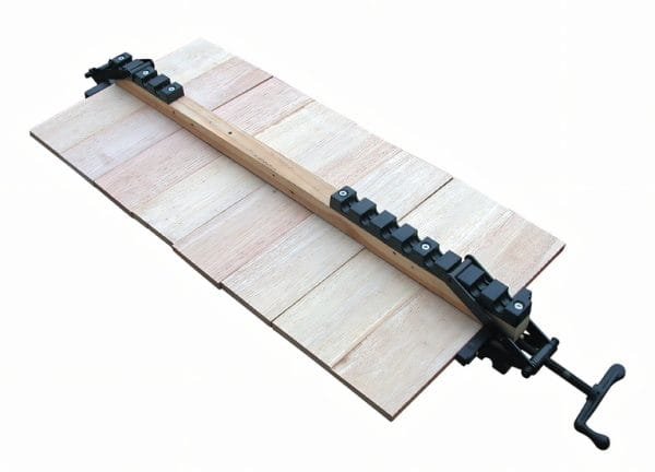 Keturpusis skydo klijavimo spaustuvas - panaudojimo pavyzdys