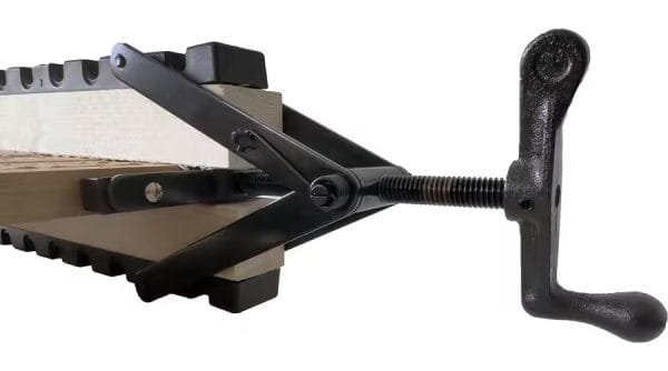 Keturpusis skydo klijavimo spaustuvas - panaudojimo pavyzdys