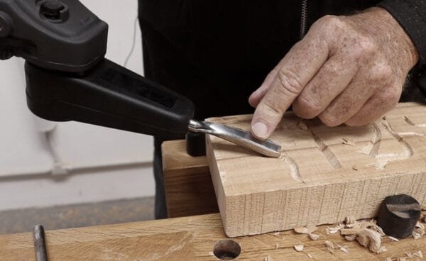 Elektrinis kaltas Arbortech Power Chisel - panaudojimo pavyzdys